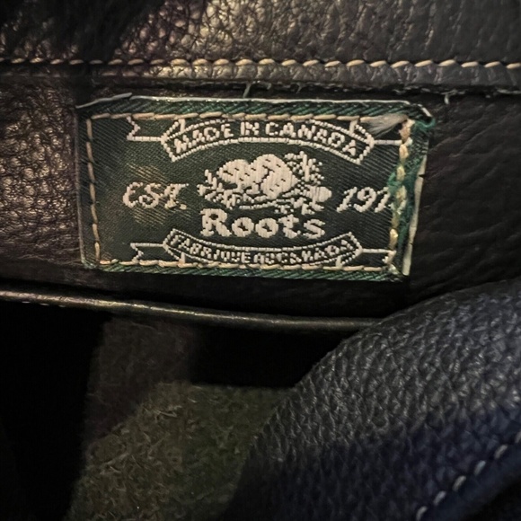 ROOTS Small Crossbody Bag Leather Dark Blue Pebbled Zip Closure - Picture 7 of 7